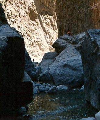 huge rocks in samaria gorge