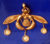 gouden hangertje in vorm van bij gevonden in Malia