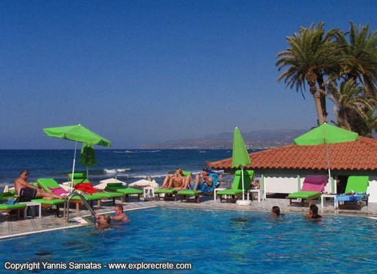 Stalis beach: pool bar