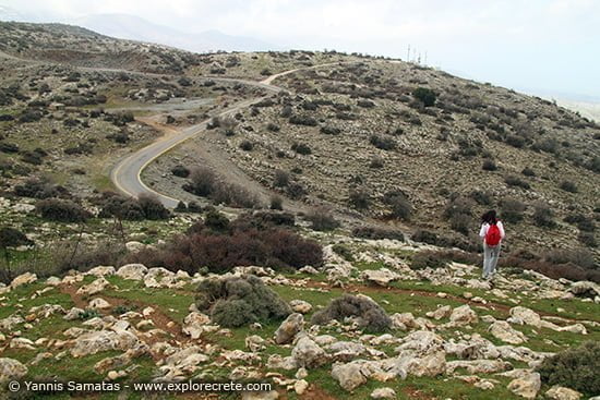 the trail descends to the road from anogia to the nida plateau