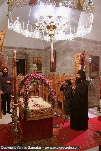 μέσα στην εκκλησία στη μονή κουδουμα