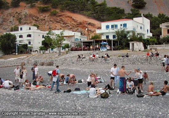 Αγία Ρουμέλη τουρίστες στην παραλία