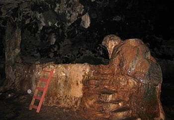 ο σταλαγμιτης που μοιαζει με αρκουδα στον αρκουδοσπηλιο γουβερνετου στην κρητη