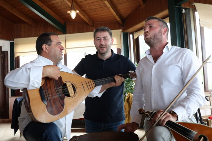 people of crete sing mantinades