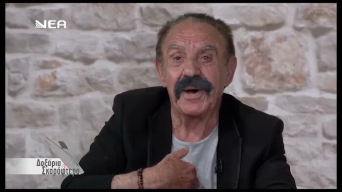 ο αριστείδης χαιρέτης γράφει μαντινάδες στα ανώγεια στην κρήτη