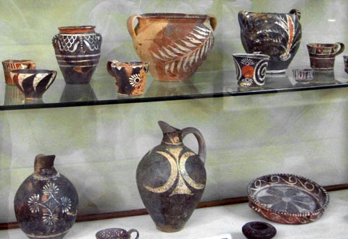 kamares Minoan vases