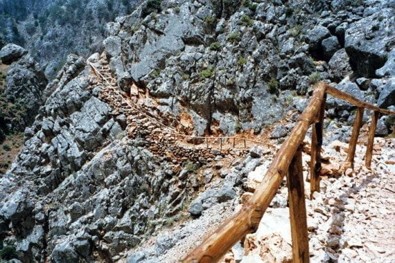 The path inside Aradaina gorge