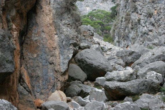 Aradaina gorge, falling rocks